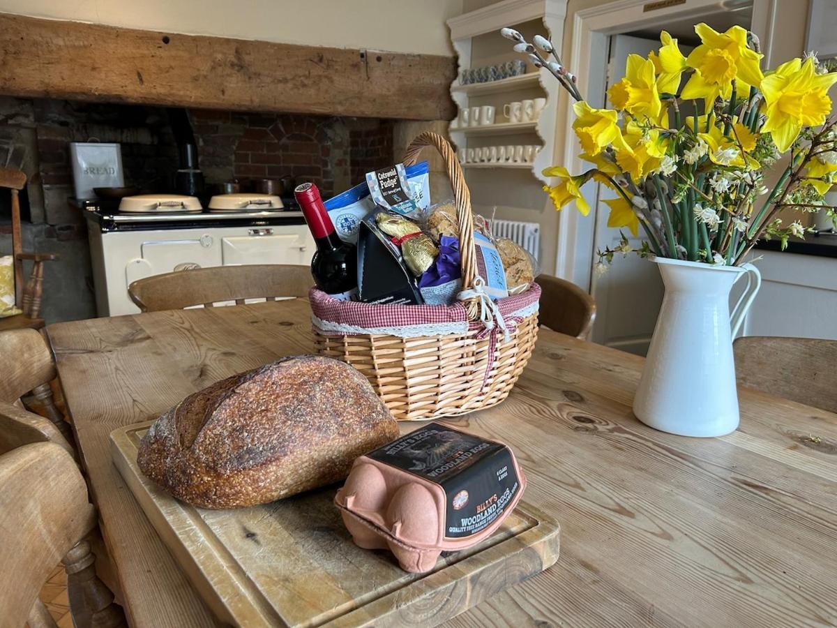 Beautiful Cotswold Farmhouse With Hot Tub マンチェスター エクステリア 写真