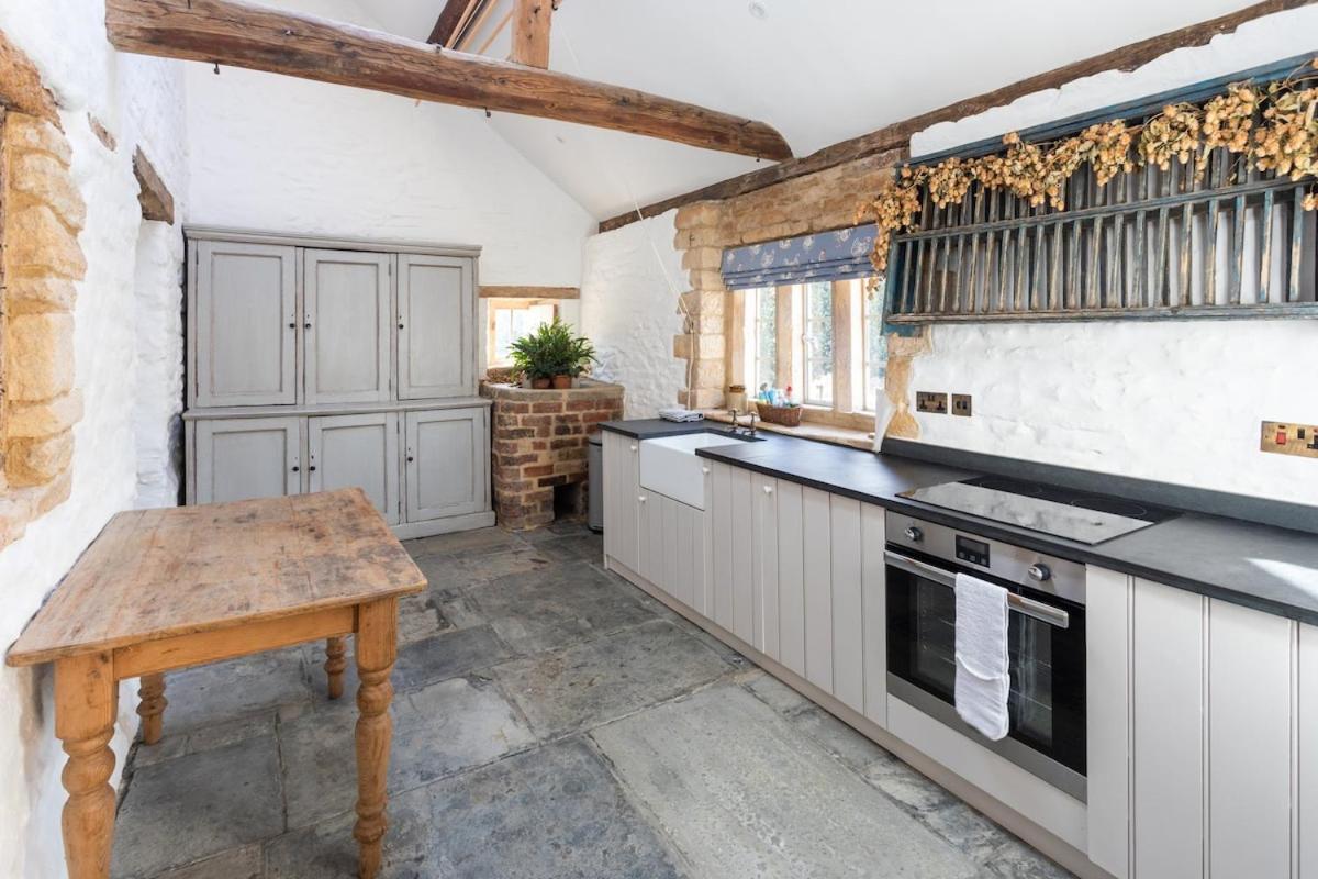 Beautiful Cotswold Farmhouse With Hot Tub マンチェスター エクステリア 写真