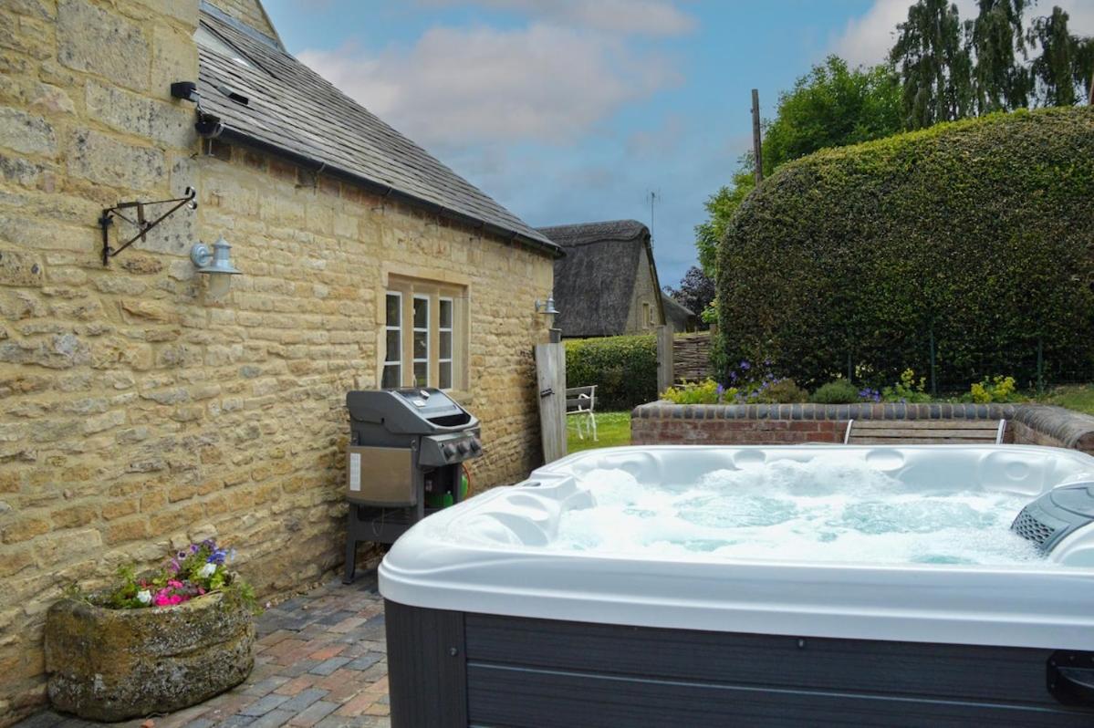 Beautiful Cotswold Farmhouse With Hot Tub マンチェスター エクステリア 写真