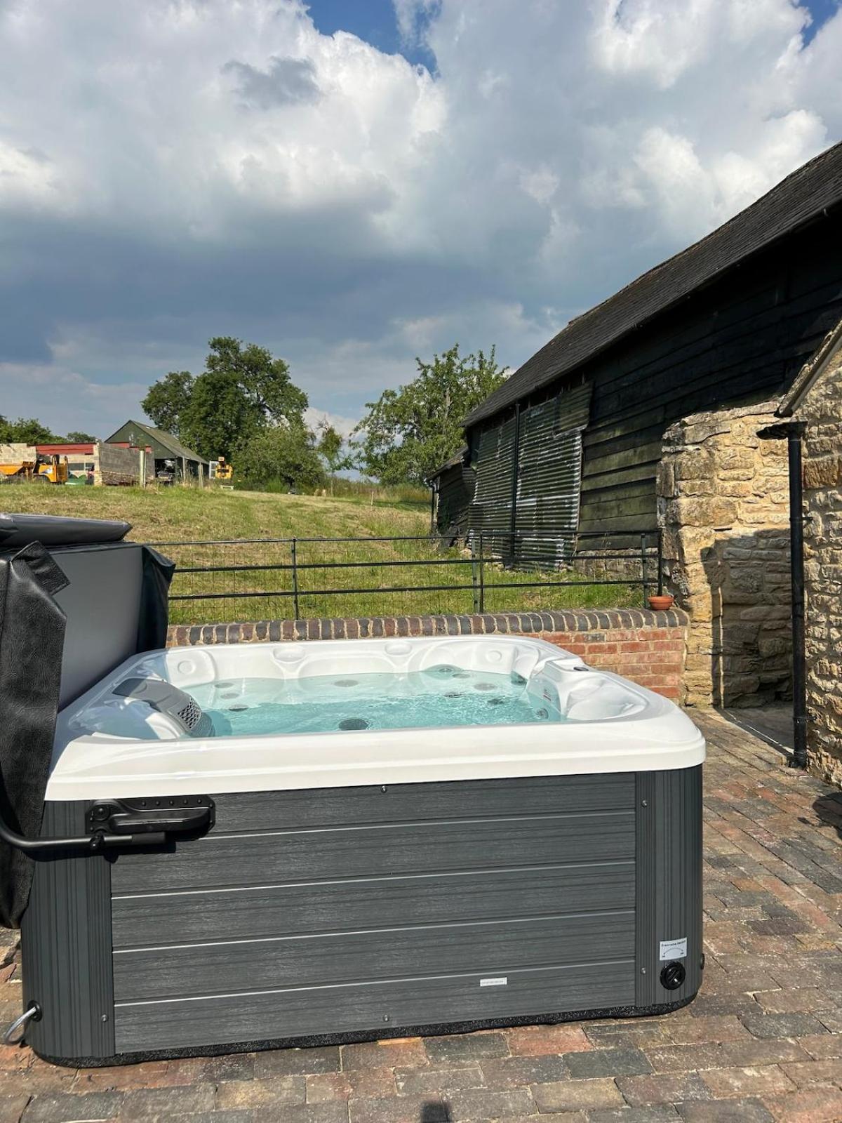 Beautiful Cotswold Farmhouse With Hot Tub マンチェスター エクステリア 写真